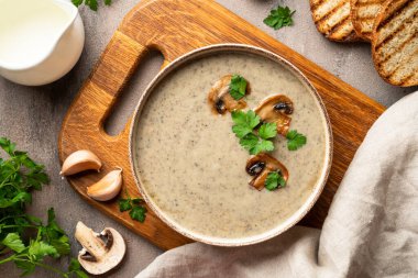 Mantar çorbası, kremalı çorba püresi. Sağlıklı yiyecekler. Üst görünüm.