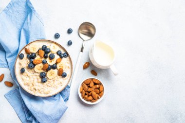 Sütlü, muzlu ve yaban mersinli yulaf lapası. Metin için boşluk olan üst görünüm.