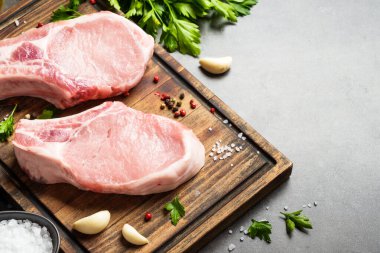 Baharatla kesilmiş çiğ domuz eti..