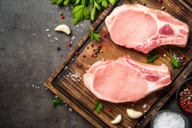 Çiğ domuz eti. Tahtada baharatlı taze et..