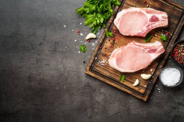 Çiğ domuz eti. Baharat ve otlarla kesilmiş taze et. Kopyalama alanı olan üst görünüm.