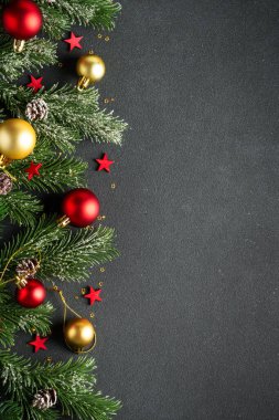 Noel arka planında köknar ağacı ve siyahların üzerinde tatil süslemeleri vardı. Tasarım için sace kopyala.