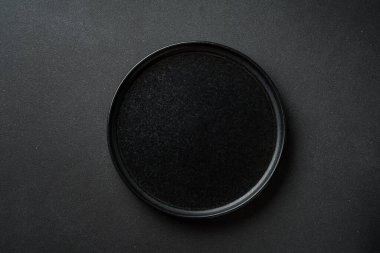 Siyah arka planda siyah plaka. Metin için boşluk olan üst görünüm.