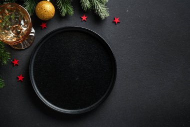 Noel masası. Noel yemeği, siyah üzerine zarif süslemeler olan bayram yemekleri. Kopyalama alanı olan düz.