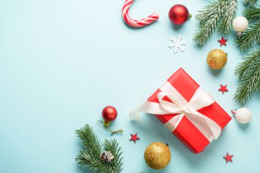 Mavi Noel geçmişi. Noel ağacı, hediye kutusu ve Noel süslemeleri ile yatıyordu..