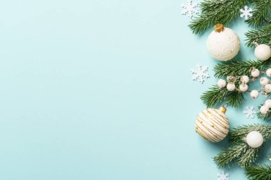 Noel arkaplanı beyazı üzerine kuruluydu. Noel süsleri, hediye kutusu ve dekorasyonlar..