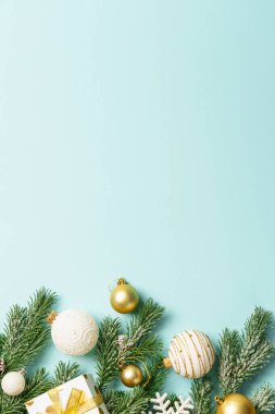 Noel arkaplanı düzdü. Mavi arkaplanda Noel beyazı ve altın dekorasyonlar tasarım için alan.