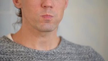 Kahvaltıda taze süt içen genç adamın yakın çekimi.