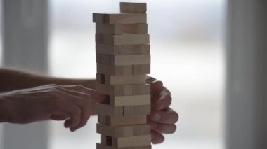 Çocuğun ebeveynle ahşap masa oyunu oynamasına yakın çekim