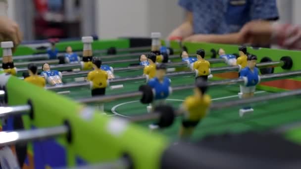 Nahaufnahme Foto Von Plastikspielern Tischfußballspiel — Stockvideo