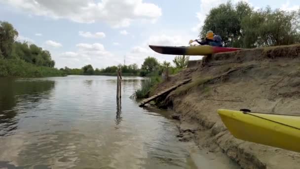 Seversky Donets Ukraina Juli 2021 Turis Laki Laki Menurunkan Kayak — Stok Video