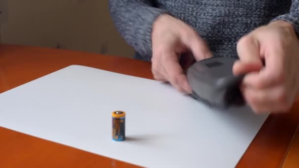 Fechar Mãos Masculinas Substituindo Bateria Medidor Flash — Vídeo de Stock