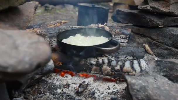 Открытом Воздухе Традиционная Кухня Огне Сковороде Карпатах — стоковое видео