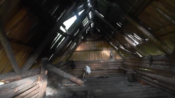 Stará Zchátralá Dřevěná Budova Pro Pastýře Karpat — Stock video