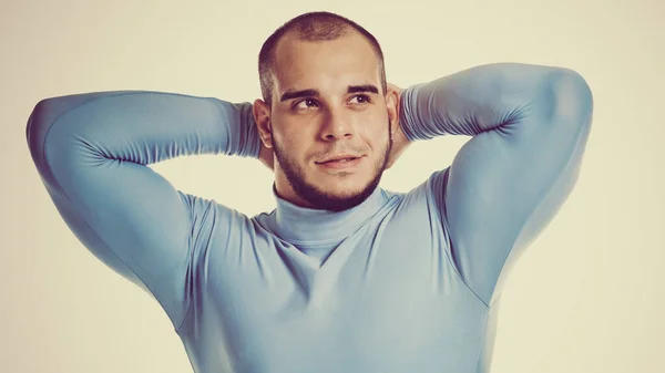 Esportivo Homem Apto Mostrando Seu Corpo Forte Imagem Com Tonificação — Fotografia de Stock