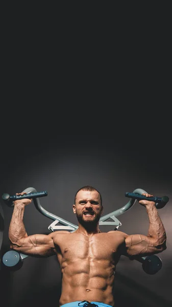 Retrato Hombre Musculoso Fuerte Haciendo Ejercicio Tracción Gimnasio Moderno — Foto de Stock
