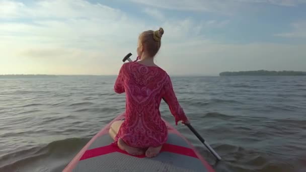 Jeune Touriste Assise Bord Repas Dans Rivière Pendant Les Vacances — Video