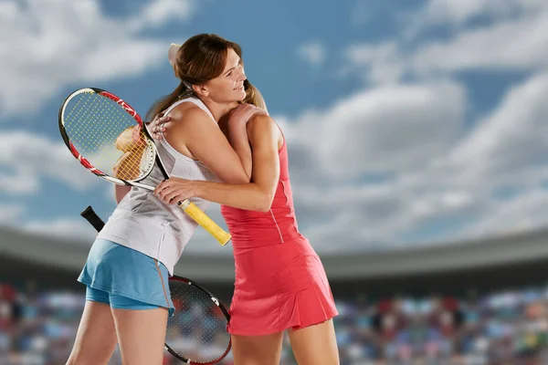 Retrato Duas Mulheres Sorridentes Tenniss Jogadores Com Raquetes Abraçando Após Fotos De Bancos De Imagens Sem Royalties