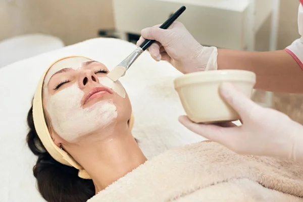 Cosmetologist Applying Peeling Mask Face Her Female Client — 스톡 사진