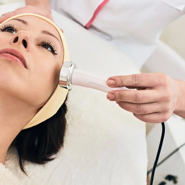 Closeup Photo Professional Beautician Doing Facial Mesotherapy Young Woman Imagens De Bancos De Imagens
