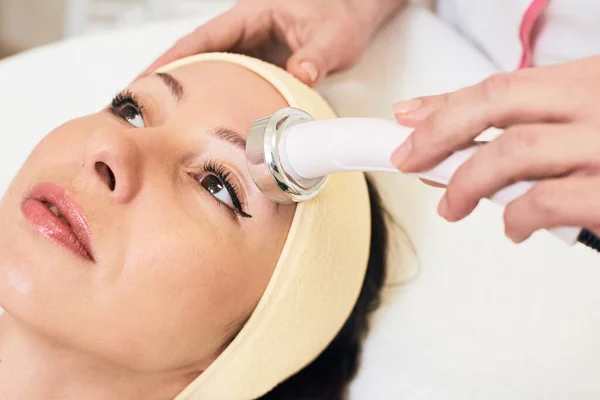 Closeup Photo Professional Beautician Doing Facial Mesotherapy Young Woman — стоковое фото