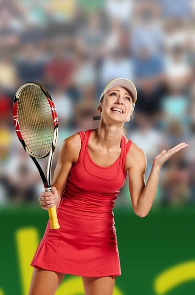 Profesyonel Kortta Seyircilerle Tenis Oynayan Duygusal Zinde Genç Bir Kadın — Stok fotoğraf