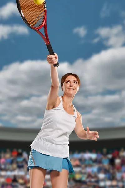 Portrét Fit Silné Mladé Atletické Ženy Účastnící Tenisové Soutěže — Stock fotografie