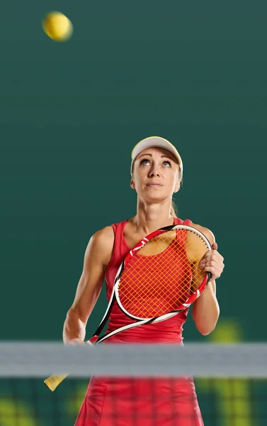 Portrait Jeune Femme Confiante Jouant Tennis Prête Frapper Balle Avec — Photo