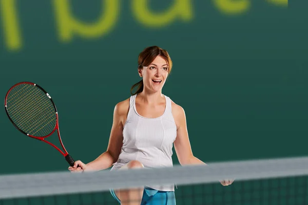 Profesyonel Atletik Kadın Tenis Oynamaktan Hoşlanıyor Spor Müsabakalarına Hazırlanıyor — Stok fotoğraf