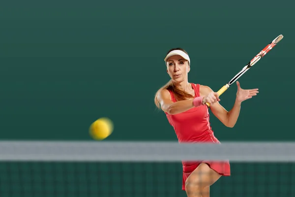 Genç Güzel Bayan Tenisçi Yeşil Sahada Raketle Topa Vuruyor — Stok fotoğraf