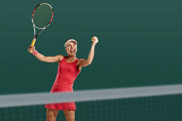 Щаслива Тенісистка Святкує Перемогу Професійному Дворі — стокове фото