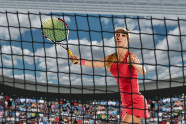Güzel Formda Atletik Bayan Tenisçi Yarışma Sırasında Dışarıda Servis Yapıyor — Stok fotoğraf
