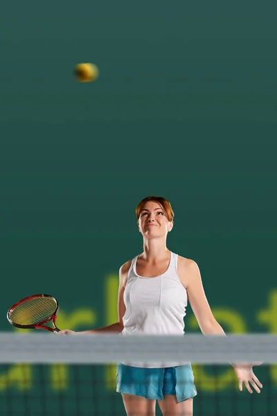 Güzel Profesyonel Tenisçinin Portresi Raketle Tenis Topu Atmaya Hazır — Stok fotoğraf