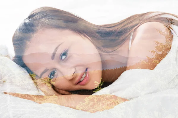 Молодая Девушка Лежит Спальне Рано Утром Светло Сером Фоне Двойной Стоковая Картинка