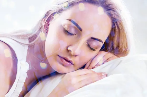 Портрет Сплячої Красивої Молодої Жінки Фоном Світлого Вікна Подвійний Ефект Стокове Зображення