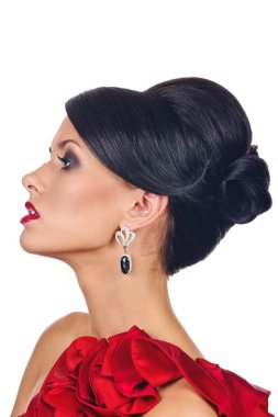 Vogue tarzı takılı moda kadınının profil fotoğrafı.