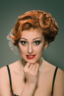 Eski saç stili ve şaşkın yüzlü güzel kızıl saçlı bir kadının portresi.