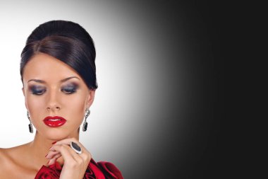 Zarif gece elbisesi ve şık aksesuarları içinde güzel bir bayan, arka planda karanlıktan aydınlığa uzay ile bir değişim var.