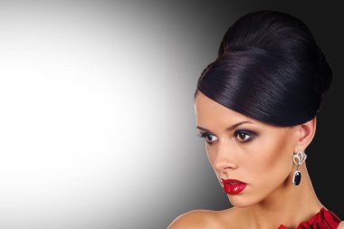 Lüks, kırmızı elbise ve mücevher giyen çekici bir kadının portresi, karanlıktan aydınlığa, mekânlı bir gradyan.