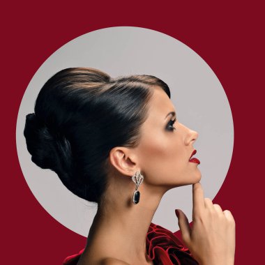 Güzel cazibeli bir kadının gece takılarını giyerken yan görüntü fotoğrafı, dairesel boşluklu kırmızı arka plan