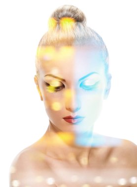 Beyaz arka planda makyajlı genç bir kadının yüzü, çifte pozlama efekti, birleşik görüntüler.