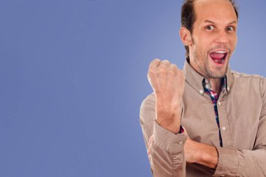 Genç adam mavi arkaplanda negatif işaret gösteriyor