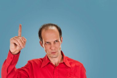 Evreka. Bir fikri olan yakışıklı bir adam parmağını havaya kaldırdı. Mavi arkaplanda portre