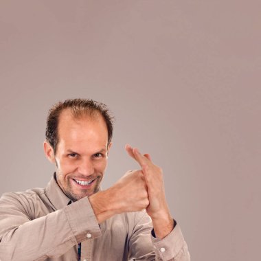 Arka planda negatif işaret gösteren genç adam tortilla kahverengi rengi