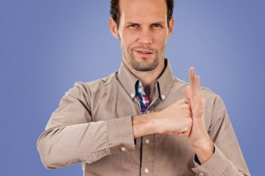 Adam tezahürat yapıyor, sıkılmış kolunu kaldırıyor. mavi renk arkaplanı