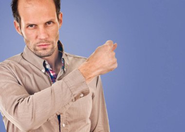 Genç kadın mavi arkaplanda incir işareti gösteriyor