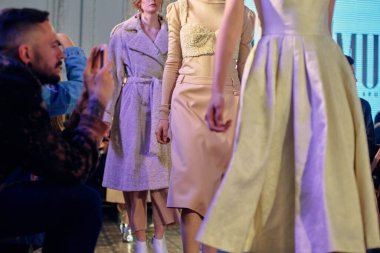 Dnepr, Ukrayna - 21 Nisan 2018: Moda haftasında yeni şık elbise koleksiyonunun sunumu