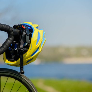 Turneye yakın arka planda bisiklet ve kask.