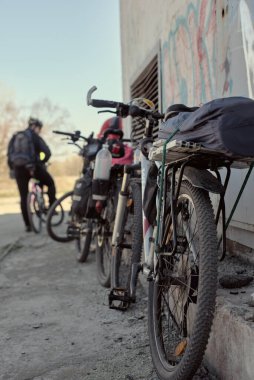 Bisikletli turist grubu dinlenmek için durdu.