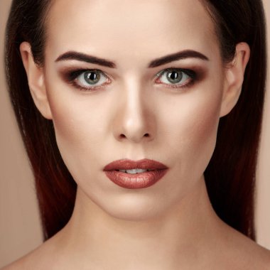 Mükemmel yüzlü çekici güzel bir kadının yakın plan portresi.